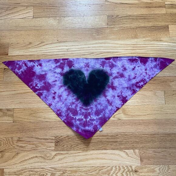 Handmade bandana hand crafted tie dye triangle purple heart - Picture 2 of 5